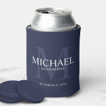 Enfriador De Latas Groomsmen personalizados de la Marina Náutica Azul<br><div class="desc">Añada un toque personal a su boda con un refrigerador de bebidas personalizado. Este refrigerador de bebidas presenta el nombre personalizado del groomsman con título y fecha boda en blanco y monograma en azul marino claro como fondo, en estilo serif clásico, sobre fondo azul marino. También perfecto para el mejor...</div>