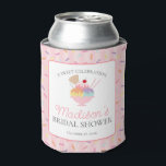 Enfriador De Latas Ice Cream Sundae Scooptó por la ducha de novia<br><div class="desc">¡La han escogido! ¡Un tema de ducha de novia tan dulce como el amor mismo! Con un fondo de rociado rosa y un encanto con helados,  esta colección es perfecta para celebrar a la futura novia.</div>