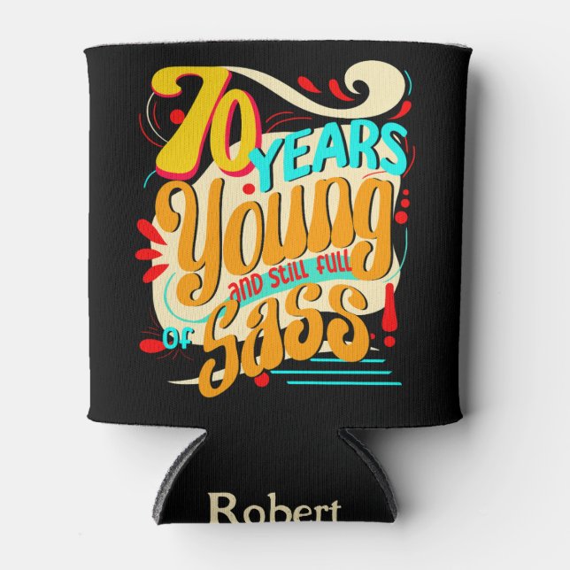 Enfriador De Latas Joven de 70 años, todavía lleno de sass, Groovy Re (Anverso)