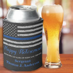 Enfriador De Latas Jubilación de la Policía de Vintage delgada de la<br><div class="desc">Delgado Refrigerador de bebidas de Jubilación de la Línea Azul - Diseño de la bandera estadounidense en los colores de la bandera de la policía, diseño vintage en falso cuero negro. Este refrigerador de bebidas de retiro personalizado de la policía es perfecto para celebrar a su agente retirado de la...</div>