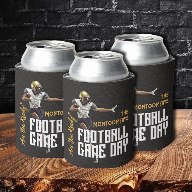 Enfriador De Latas Juego en jugador de fútbol en negro (Football player game day black beverage can coolers)