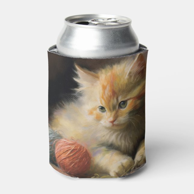 Enfriador De Latas Knit Sucede Naranja Kitten Jugando Con Yarn (Lata Anverso)