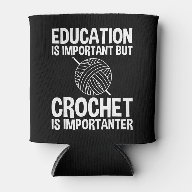 Enfriador De Latas La Educación Es Importante, Pero Crochet Es Import (Anverso)