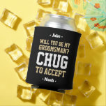 Enfriador De Latas La propuesta groomman de Chug para aceptar blanco<br><div class="desc">Empieza la celebración del boda con estilo con un refrigerador de bebidas de propuestas de groomsman y personalizado. El diseño negro, dorado y blanco incluye elegantes nombres de tipografía moderna y una solicitud de personalizable que dice "¿Serás mi padrino? Chug a aceptar". Todo el texto es sencillo de personalizar o...</div>
