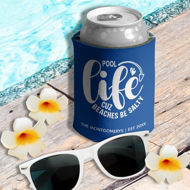 Enfriador De Latas La vida de la piscina es mejor (Personalized "Pool life cuz beaches be salty" graphic on blue can cooler)