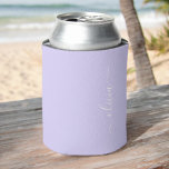 Enfriador De Latas Lavender Purple Modern Script Girly Monograma Nomb<br><div class="desc">Lavender Purple Simple Script Elegante Cumpleaños o Bachelorette Party Refrigeradores de bebidas. Estos Bodas,  duchas nupciales o Refrigeradores de bebidas de la fiesta de cumpleaños pueden ser personalizados para incluir su nombre de pila. Póngase en contacto con el diseñador para obtener elementos coincidentes personalizados.</div>