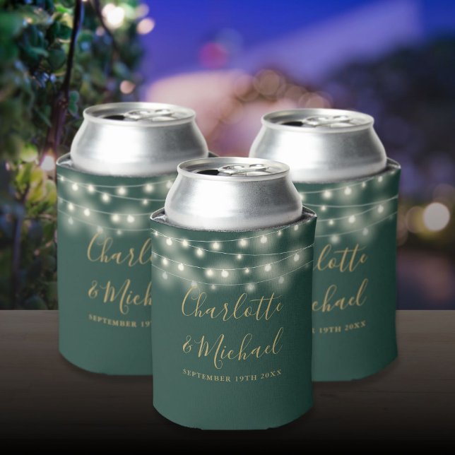 Enfriador De Latas Leyenda de cadena Firma Script Green Gold Boda (String Lights Signature Script Green Gold Wedding Can Cooler)