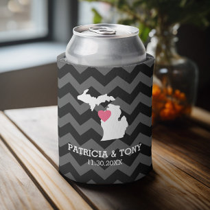 Enfriador De Latas Mapa estatal de Michigan con nombre y corazón de 