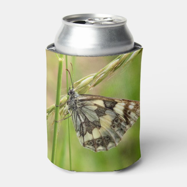 Enfriador De Latas Mariposa blanca desangrada en la hierba (Lata Anverso)