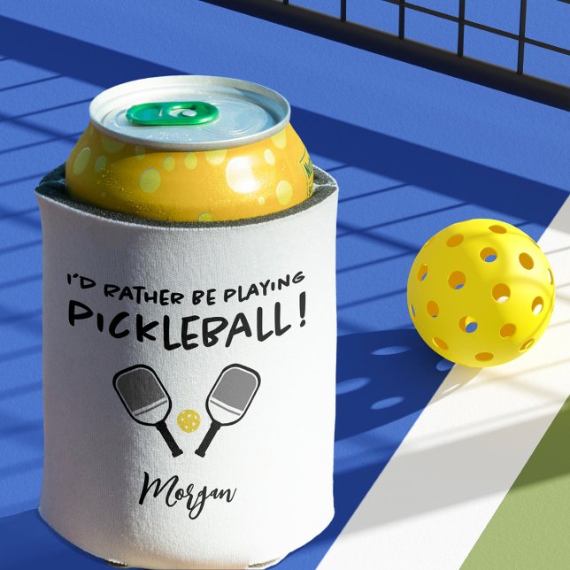 Enfriador De Latas Mejor Estaría Jugando Pickleball Nombre Personaliz (I'd Rather Be Playing Pickleball Custom Name Funny Can Cooler)