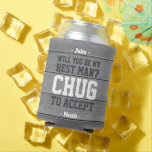 Enfriador De Latas Mejor hombre propone a Chug aceptar divertida made<br><div class="desc">Empieza la celebración del boda con estilo con un refrigerador de bebidas de proposiciones de hombre mejor personalizado y divertido. El diseño presenta un fondo rústico de madera de imitación gris, elegantes nombres modernos de tipografía y una solicitud de personalizable que dice "¿Serás mi mejor hombre? Chug a aceptar". Todo...</div>
