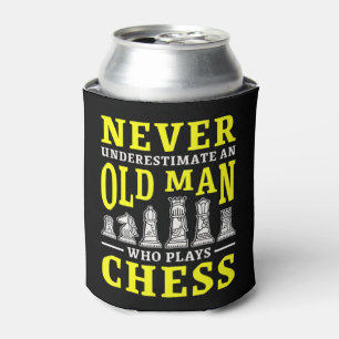 Enfriador De Latas Mens Never Underestimate An Old Man Who Plays Ches