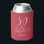 Enfriador De Latas Moda 50 Fabulous Name Red 50th Birthday<br><div class="desc">Celebre el giro de 50 con estilo con este elegante refrigerador de bebidas de 50 años con el texto 50 y fabuloso en caligrafía de escritura de moda blanca y tipografía moderna con un fondo rojo. Simplemente agrega tu nombre y tus 50 refrigeradores de bebidas de tu fiesta de cumpleaños...</div>