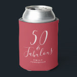 Enfriador De Latas Moda 50 Fabulous Name Red 50th Birthday<br><div class="desc">Celebre el giro de 50 con estilo con este elegante refrigerador de bebidas de 50 años con el texto 50 y fabuloso en caligrafía de escritura de moda blanca y tipografía moderna con un fondo rojo. Simplemente agrega tu nombre y tus 50 refrigeradores de bebidas de tu fiesta de cumpleaños...</div>