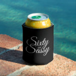Enfriador De Latas Moda 60 Sassy 60th Birthday Black Refrigerador de<br><div class="desc">Celebra girar 60 con estilo con esta moda y el sencillo diseño de cumpleaños número 60 que presenta el texto sesenta y un color blanco sobre fondo negro. Este elegante refrigerador de bebidas de cumpleaños número 60 es perfecto para crear una fabulosa celebración de cumpleaños número 60. Las palabras sesenta...</div>