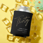 Enfriador De Latas Modern Black Gold 30th Birthday Fiesta Bebida<br><div class="desc">Modern Black Gold 30th Birthday Fiesta Beating Refrigerador de bebidas presenta un elegante Relieve metalizado de oro falso número manuscrito Thirty y sus detalles fiestas en el clásico serif con color de fondo negro, decoración de cumpleaños para adultos simple y elegante y sorprendente para hombres y mujeres. el color de...</div>