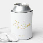 Enfriador De Latas Moderno guión Gold Personalizado Groomsman<br><div class="desc">Regalos Groomsman personalizados de oro moderno con el nombre de un groomman personalizado en estilo de letra de escritura moderna de oro con título y fecha boda en estilo de letra sans serif moderno. También perfecto para el mejor hombre, padre de la novia, dama de honor, madre de la novia...</div>