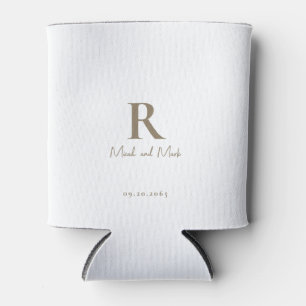 Enfriador De Latas Monograma blanco y dorado y Boda de nombres de par