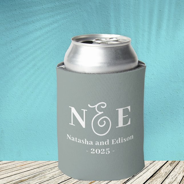 Enfriador De Latas Monograma Boda moderno Sage Green Refrigerador de  (Personalize with Your Custom Monogram Initials, Names & Year.)