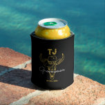 Enfriador De Latas Monograma de Groomsmen personalizado del país<br><div class="desc">Regalos personalizados para los padrinos con tema de vaquero del oeste. Decorada con gorra de vaquero con letra occidental vintage. El texto y el color de fondo son editables utilizando la herramienta de diseño para que se ajuste a su ocasión. Obtén este regalo de personalizar para boda, despedida de soltero,...</div>