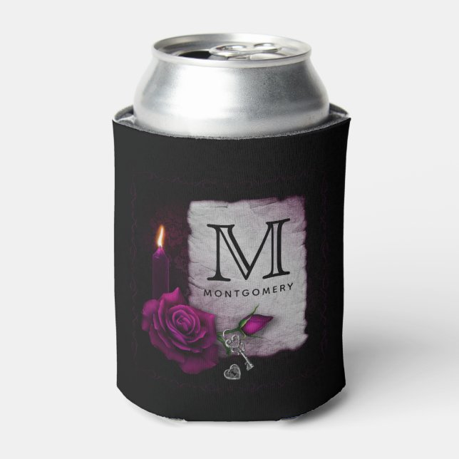 Enfriador De Latas Monograma de Rosa gótico, velas, pergamino y cesto (Lata Anverso)