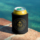 Enfriador De Latas Monograma del logotipo de cosecha de vacuno occide<br><div class="desc">Regalos personalizados para padrinos con temática de vaquero occidental. Decorada con gorra de vaquero con letra occidental vintage. El texto y el color son editables utilizando la herramienta de diseño para que se ajuste a su ocasión. Obtén este regalo de personalizar para boda, despedida de soltero, fiesta de compromiso o...</div>