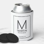 Enfriador De Latas Monograma personalizado moderno y Groomsmen Ca<br><div class="desc">Añada un toque personal a su boda con un refrigerador de bebidas personalizado. Este refrigerador de bebidas presenta el monograma y nombre del groomsman personalizado con el título y la fecha boda en negro moderno sans serif estilo de letra sobre fondo blanco. También perfecto para el mejor hombre, padre de...</div>