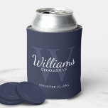 Enfriador De Latas Monograma y nombre de Groomsmen con guión personal<br><div class="desc">Añada un toque personal a su boda con un refrigerador de bebidas personalizado. Este refrigerador de bebidas presenta el nombre de groomsman personalizado en estilo de letra de escritura clásico blanco con detalles bodas en estilo de fuente serif clásico blanco y monograma en estilo de fuente serif clásico azul marino...</div>