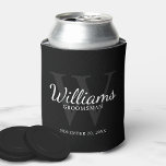 Enfriador De Latas Monograma y nombre de Groomsmen con guión personal<br><div class="desc">Añada un toque personal a su boda con un refrigerador de bebidas personalizado. Este refrigerador de bebidas presenta el nombre personalizado de groomsman en estilo de letra clásico de escritura blanco con detalles bodas en estilo de fuente serif clásico blanco y monograma en estilo serif gris clásico como fondo, sobre...</div>