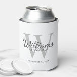 Enfriador De Latas Monograma y nombre de Groomsmen con guión personal<br><div class="desc">Añada un toque personal a su boda con un refrigerador de bebidas personalizado. Este refrigerador de bebidas presenta el nombre de groomsman personalizado en estilo de fuente de escritura gris clásico con detalles bodas en estilo de fuente serif gris clásico y monograma en estilo de fuente serif gris claro clásico...</div>
