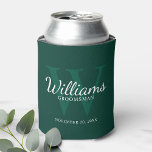 Enfriador De Latas Monograma y nombre de Groomsmen con guión personal<br><div class="desc">Añada un toque personal a su boda con un refrigerador de bebidas personalizado. Este refrigerador de bebidas presenta el nombre personalizado de groomsman en estilo de letra clásico de escritura blanca con detalles bodas en estilo de letra serif clásico blanco y monograma en estilo de fuente serif clásico de color...</div>