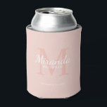 Enfriador De Latas Monograma y nombre de la dama de honor personaliza<br><div class="desc">Los regalos personalizados de Bridesmaids presentan el nombre personalizado de la dama de honor en el estilo de tipo de letra blanco clásico y monograma en el estilo de tipo de letra serif rosa clásico y rosa negro como fondo con título y fecha boda en el estilo de tipo de...</div>