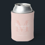 Enfriador De Latas Monograma y nombre de la dama de honor personaliza<br><div class="desc">Los regalos personalizados de Bridesmaids presentan el nombre personalizado de la dama de honor en el estilo de tipo de letra blanco clásico y monograma en el estilo de tipo de letra serif rosa clásico y rosa negro como fondo con título y fecha boda en el estilo de tipo de...</div>