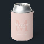 Enfriador De Latas Monograma y nombre de la dama de honor personaliza<br><div class="desc">Añada un toque personal a su boda con el monograma y el regalo de nombre de la dama de honor. Este diseño presenta el nombre personalizado de la dama de honor con el título y la fecha boda en blanco y monograma en color rosa rubor como fondo, en estilo clásico...</div>