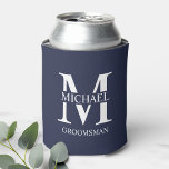 Enfriador De Latas Monograma y nombre del Groomsman personalizado clá<br><div class="desc">Regalos clásicos personalizados de Groomsman con monograma,  nombre y título personalizados de un groomsman en un estilo de letra serif clásico blanco sobre fondo azul marino. También perfecto para el Mejor Hombre,  Padre de la Novia y más.</div>