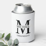 Enfriador De Latas Monograma y nombre del Groomsman personalizado clá<br><div class="desc">Regalos clásicos personalizados de Groomsman con monograma personalizado de groomsman,  nombre y título en un estilo de letra serif clásico negro sobre fondo blanco. También perfecto para el Mejor Hombre,  Padre de la Novia y más.</div>