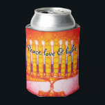 Enfriador De Latas Naranja Rojo Hanukkah Menorah Peace Love Light Art<br><div class="desc">"Paz, amor y luz". Una cita de un guión de caligrafía, sobreponiendo un ilustracion de foto de primer plano de un naranja rojo brillante, colorido y una menorah dorada amarilla, te ayuda a inaugurar la festividad de Hanukkah con estilo. Sienta el calor y la alegría de la temporada de vacaciones...</div>