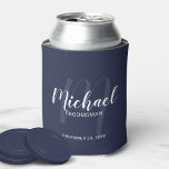 Enfriador De Latas Navy Blue Modern Script Personalizado Groomsmen<br><div class="desc">Añada un toque personal a su boda con un refrigerador de bebidas personalizado. Este refrigerador de bebidas presenta el nombre de los groomsmen personalizados en estilo de letra de escritura moderno blanco y monograma en estilo de letra de escritura moderno azul claro como fondo con título y fecha boda en...</div>