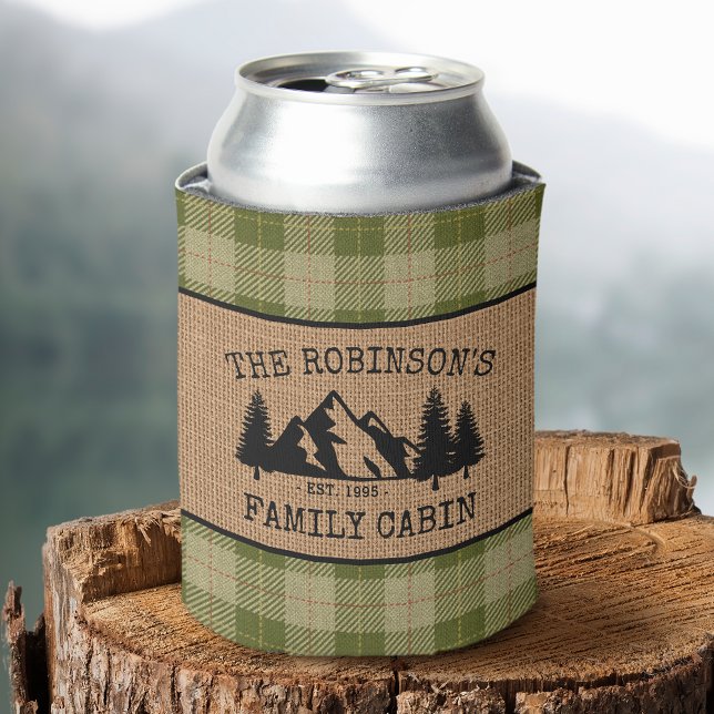 Enfriador De Latas Nombre de familia Árboles de cabaña Sage Green Pla (Customize with your name and cabin, cottage or other desired text and established date)