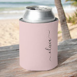 Enfriador De Latas Nombre del Monograma de Rubor Dusty Pink Moderne S<br><div class="desc">Refrigeradores de bebidas del Rubor Dusty Pink Simple Script Elegante Cumpleaños o Bachelorette Party. Estos Bodas,  duchas nupciales o Refrigeradores de bebidas de la fiesta de cumpleaños pueden ser personalizados para incluir su nombre de pila. Póngase en contacto con el diseñador para obtener elementos coincidentes personalizados.</div>