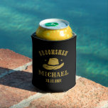 Enfriador De Latas Nombre personalizado de Groomsmen, Gorra de Cowboy<br><div class="desc">Regalos personalizados para padrinos con temática de vaquero occidental. Decorada con gorra de vaquero con letra occidental vintage. El texto y el color son editables utilizando la herramienta de diseño para que se ajuste a su ocasión. Obtén este regalo de personalizar para boda, despedida de soltero, fiesta de compromiso o...</div>