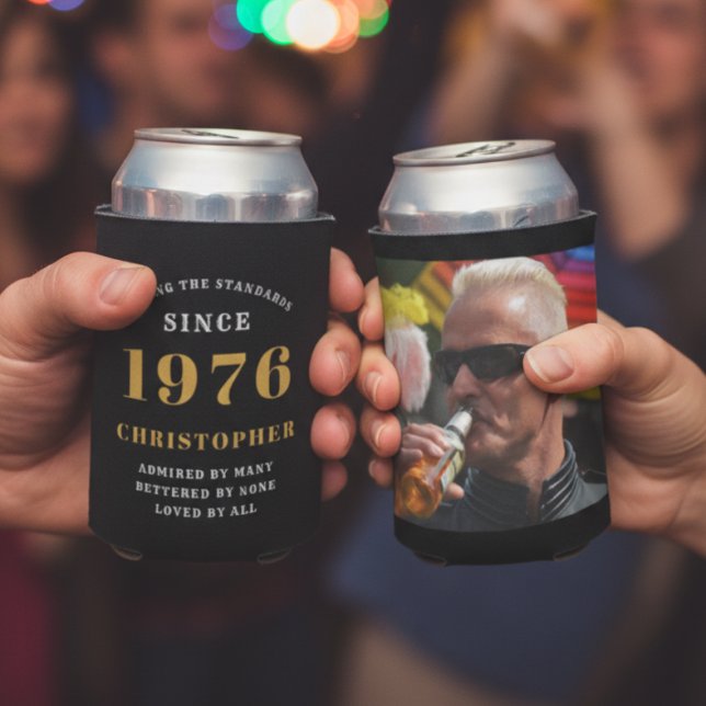 Enfriador De Latas Nombre personalizado del Refrigerador de bebidas d (50th birthday can coolers held in two hands)