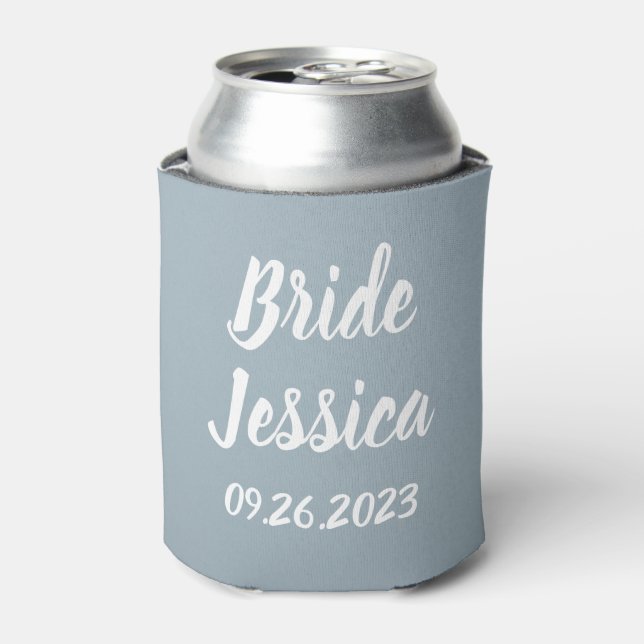 Enfriador De Latas Novia Dusty Blue Script Elegante Regalo Bodas (Lata Anverso)