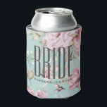 Enfriador De Latas Novia floral rosa<br><div class="desc">¡Mantén la celebración fresca con este elegante refrigerador de bebidas de novia personalizado! Diseñado con flores de color amarillo y marfil blando sobre un fondo verde azulado claro, este koozie presenta tipografía audaz moderna "BRIDE" y texto de nombre personalizado. Perfecto para duchas de novias, despedidas de soltero, mañanas de boda...</div>