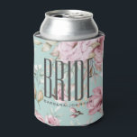 Enfriador De Latas Novia floral rosa<br><div class="desc">¡Mantén la celebración fresca con este elegante refrigerador de bebidas de novia personalizado! Diseñado con flores de color amarillo y marfil blando sobre un fondo verde azulado claro, este koozie presenta tipografía audaz moderna "BRIDE" y texto de nombre personalizado. Perfecto para duchas de novias, despedidas de soltero, mañanas de boda...</div>