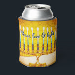 Enfriador De Latas Oro Amarillo Hanukkah Menorah Paz Luz de Amor Negr<br><div class="desc">"Paz, amor y luz". Una cita de un guión de caligrafía, sobreponiendo un ilustracion de foto de primer plano de una menorah artística brillante, colorida, amarilla y dorada, te ayuda a inaugurar la festividad de Hanukkah con estilo. Sienta el calor y la alegría de la temporada de vacaciones cuando te...</div>