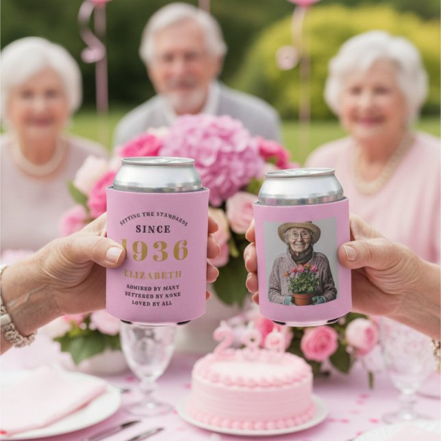 Enfriador De Latas Oro rosado de cumpleaños 90 con foto del personali (90th birthday pink can coolers showing front and rear views.)