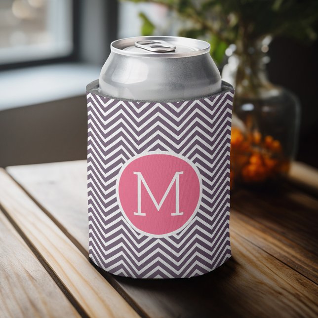 Enfriador De Latas Patrón de Chevron con monograma - Púrpura Rosa (Celebrate with a personalized can cooler - add your name or monogram. Great party favor or gift)