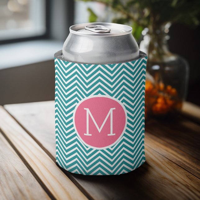 Enfriador De Latas Patrón de Chevron con monograma - Verde azulado ro (Celebrate with a personalized can cooler - add your name or monogram. Great party favor or gift)