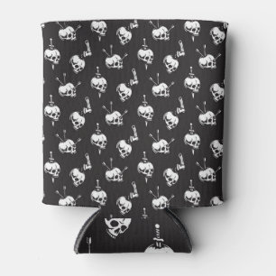Enfriador De Latas Patrón de cráneo con armas: fondo oscuro.